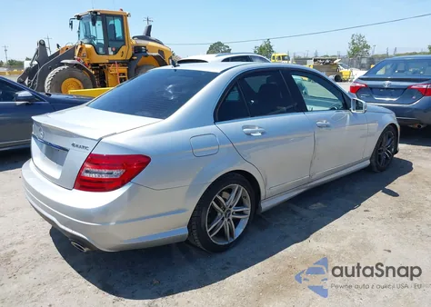 2012 Mercedes-Benz C 300 Luxury 4Matic/Sport 4Matic z USA, uszkodzony, nr VIN WDDGF8BB0CR224613